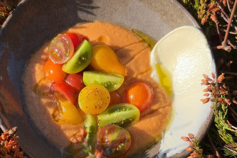 Salmorejo de petites tomates, crème d'Isigny & vierge de tomates